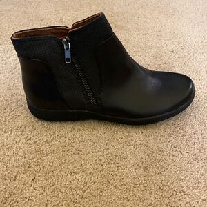 Rockport Women's Tessie Zip Bootie Ankle Boot / 6.5 size Wide Width